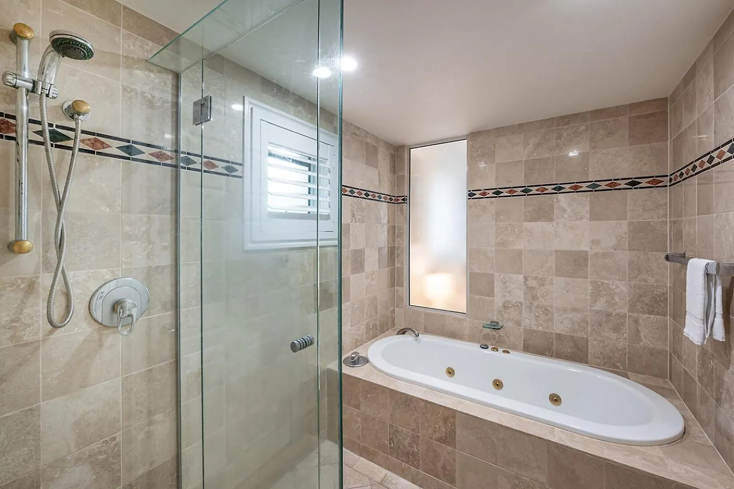Chic Hastings Street Apartment Noosa Heads
